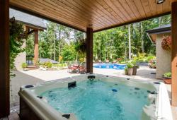 Like this hot tub? Give us a call and make reference to gallery ID - H3