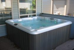 Like this hot tub? Give us a call and make reference to gallery ID - H12