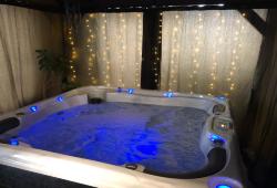 Like this hot tub? Give us a call and make reference to gallery ID - H8