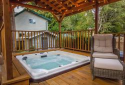 Like this hot tub? Give us a call and make reference to gallery ID - H15