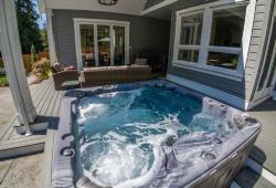 Like this hot tub? Give us a call and make reference to gallery ID - H14