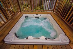 Like this hot tub? Give us a call and make reference to gallery ID - H4